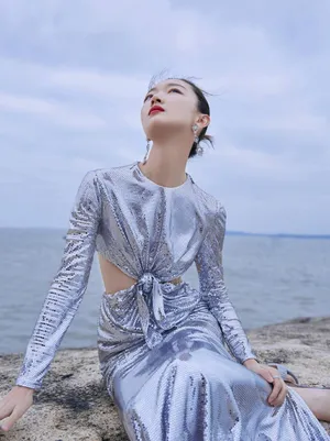 周冬雨白银亮片裙优雅个性写真图片_3