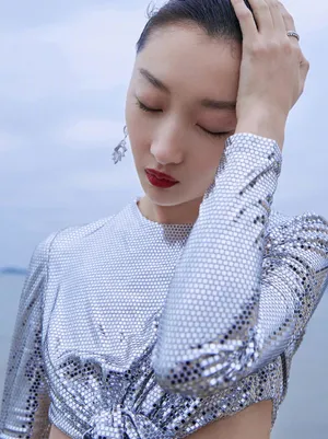 周冬雨白银亮片裙优雅个性写真图片_5