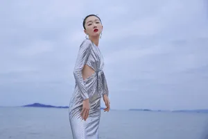 周冬雨白银亮片裙优雅个性写真图片_6