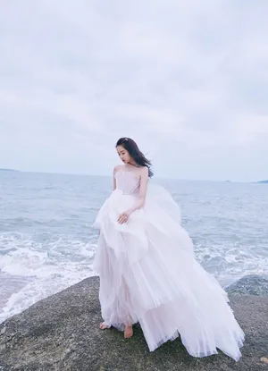 关晓彤珍珠白浪花裙唯美写真图片_4