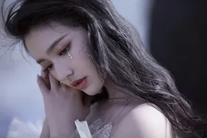 林允藕粉鳞片裙性感海边写真图片