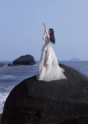 林允藕粉鳞片裙性感海边写真图片_8