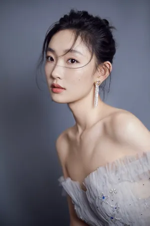 周依然雾霾灰裙性感写真图片