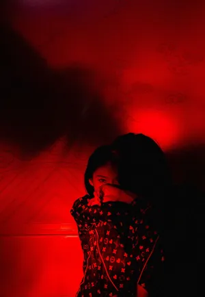 傅菁性感光影睡衣写真大片_5
