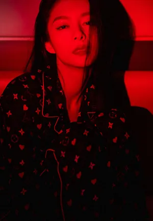 傅菁性感光影睡衣写真大片_8