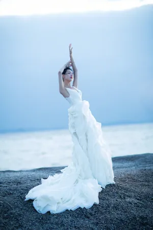 陈都灵贝壳裙仙气优雅写真图片