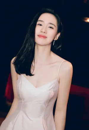 王智性感吊带粉裙写真图片
