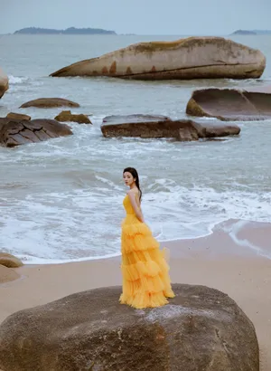 何瑞贤黄色长裙海边沙滩性感写真图片_3