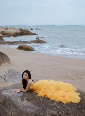 何瑞贤黄色长裙海边沙滩性感写真图片_4