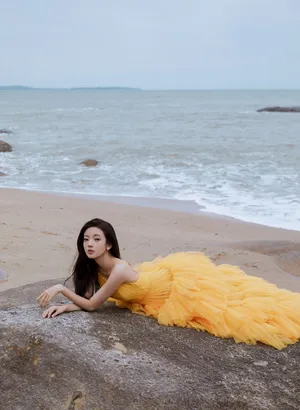 何瑞贤黄色长裙海边沙滩性感写真图片_6