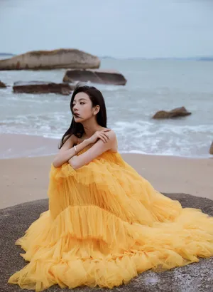 何瑞贤黄色长裙海边沙滩性感写真图片_7