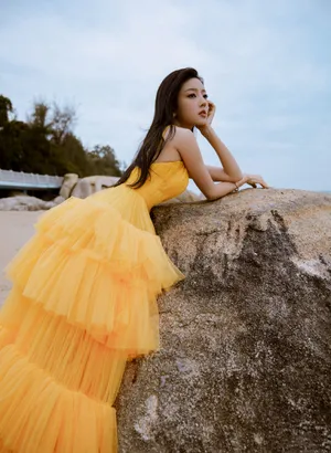 何瑞贤黄色长裙海边沙滩性感写真图片_8