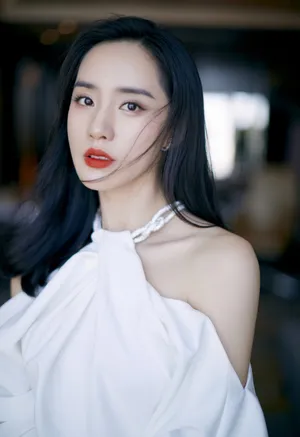 王智性感美艳白裙写真图片