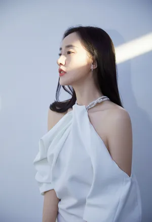 王智性感美艳白裙写真图片