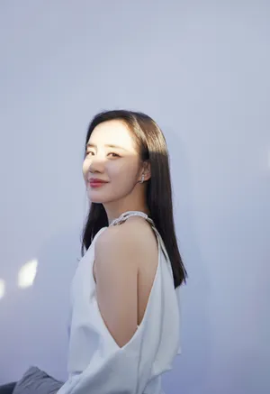 王智性感美艳白裙写真图片_3