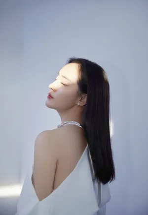 王智性感美艳白裙写真图片_5