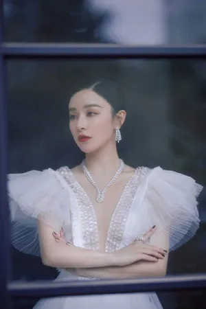 阚清子深V纱裙时尚优雅写真图片