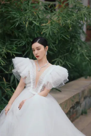阚清子深V纱裙时尚优雅写真图片