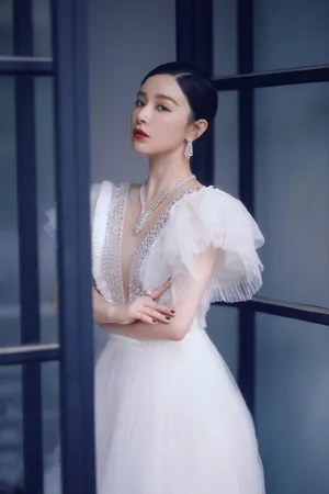阚清子深V纱裙时尚优雅写真图片_5
