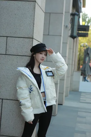 宣璐白色羽绒服温暖时尚街拍写真图片