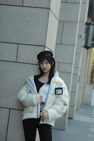 宣璐白色羽绒服温暖时尚街拍写真图片_1