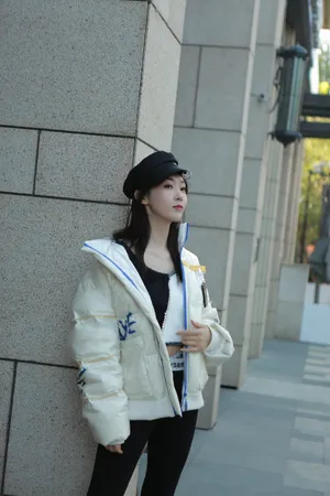 宣璐白色羽绒服温暖时尚街拍写真图片_2
