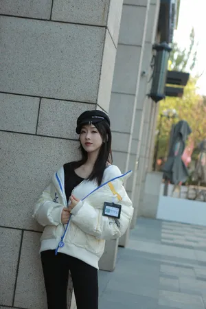宣璐白色羽绒服温暖时尚街拍写真图片_3