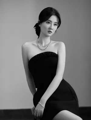 乔欣黑色短裙优雅性感写真图片_3