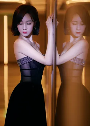 李子璇抹胸黑裙性感写真图片