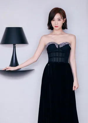 李子璇抹胸黑裙性感写真图片_1