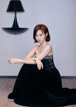 李子璇抹胸黑裙性感写真图片_3