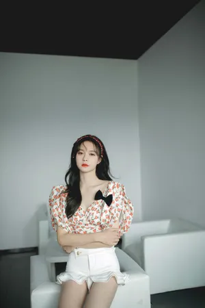 沈梦辰泡泡袖甜美时尚写真图片