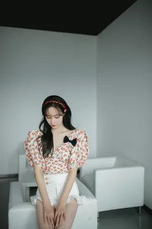 沈梦辰泡泡袖甜美时尚写真图片_2
