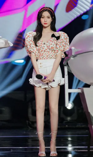 沈梦辰泡泡袖甜美时尚写真图片_5