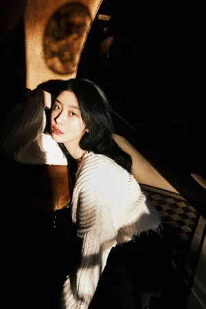 赵小棠慵懒长发光影大片写真图片
