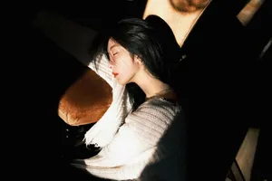 赵小棠慵懒长发光影大片写真图片_1