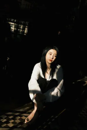 赵小棠慵懒长发光影大片写真图片_2