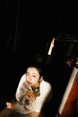 赵小棠慵懒长发光影大片写真图片_4
