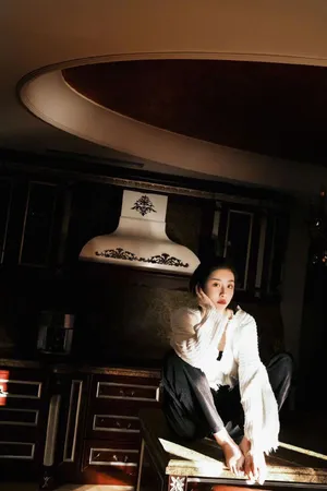 赵小棠慵懒长发光影大片写真图片_5