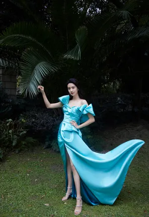 许龄月水蓝色抹胸裙写真图片_3