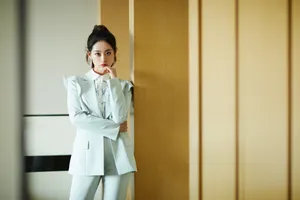 祝绪丹豆绿色套装甜美写真_6