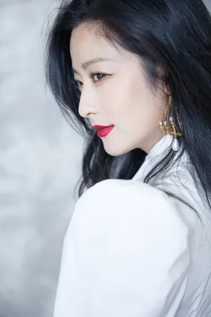 徐百慧印花长裙优雅写真图片
