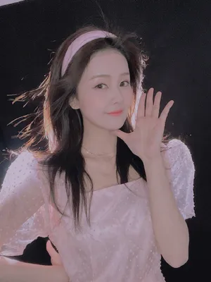 白鹿粉裙发箍甜美少女感写真图片