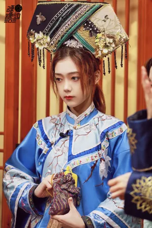 硬糖少女团综清宫造型图片