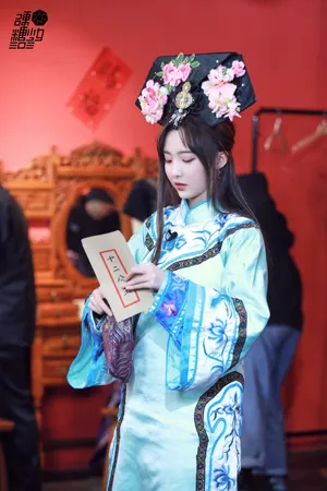 硬糖少女团综清宫造型图片_5