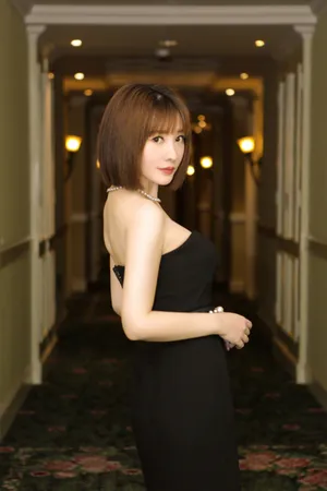 柳岩抹胸裙干练性感写真图片_7