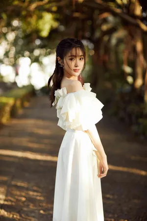 张可盈花瓣长裙仙气写真图片_9