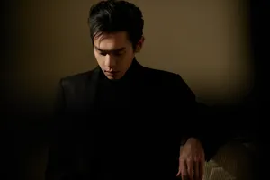 张若昀黑色西装魅力写真图片_3