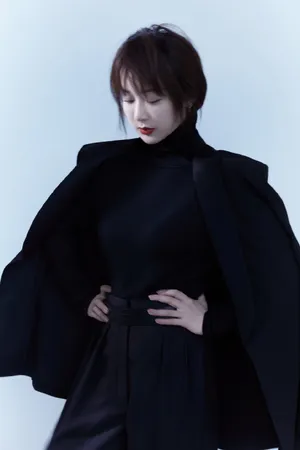杨紫黑色高领毛衣写真图片