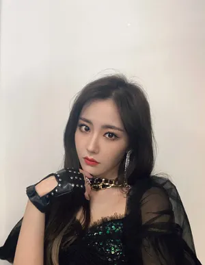 硬糖少女王艺瑾黑纱性感自拍照图片